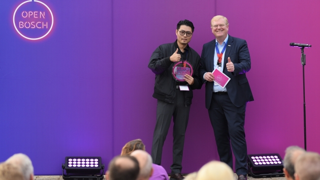Bosch forciert den Ausbau der Kooperationen mit Start-ups und verleiht Open Bosch Award - Open Bosch Award 2022: Ambrose Chow (l., Business Director Grea Technology) mit Dr. Stefan Hartung (Vorsitzender der Geschäftsführung der Robert Bosch GmbH) - Quelle: Bosch